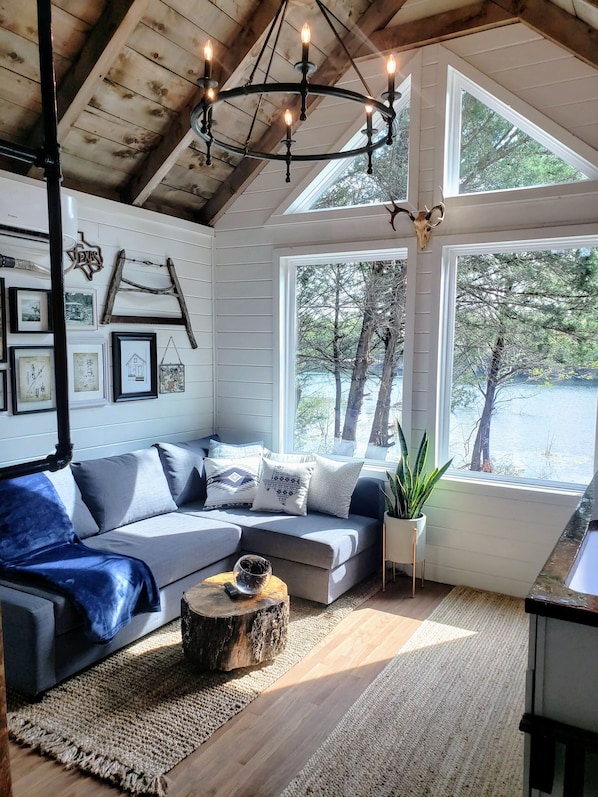 Smart TV, books - Small Rustic Cabin in the Woods 40 minutes from Dallas (Terrell)