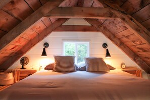 1 bedroom, iron/ironing board, WiFi, bed sheets - Small Rustic Cabin in the Woods 40 minutes from Dallas (Terrell)