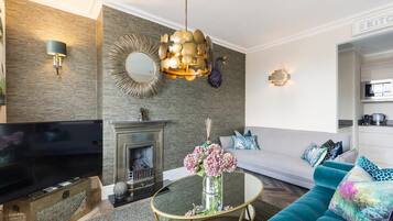 Flat-screen TV, fireplace, Netflix, streaming services