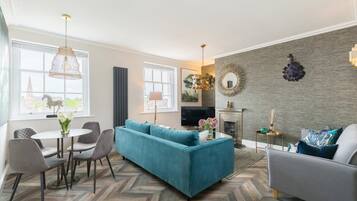 Flat-screen TV, fireplace, Netflix, streaming services