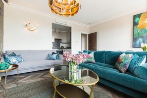 Flat-screen TV, fireplace, Netflix, streaming services