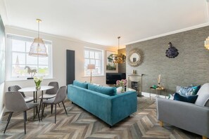 Flat-screen TV, fireplace, Netflix, streaming services