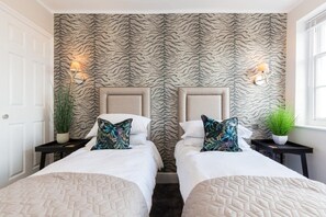 2 bedrooms, iron/ironing board, WiFi, bed sheets - L-Spa Boutique Apartments - Fabulous two bed, two bath apartment (Leamington Spa)