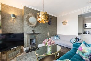 Flat-screen TV, fireplace, Netflix, streaming services