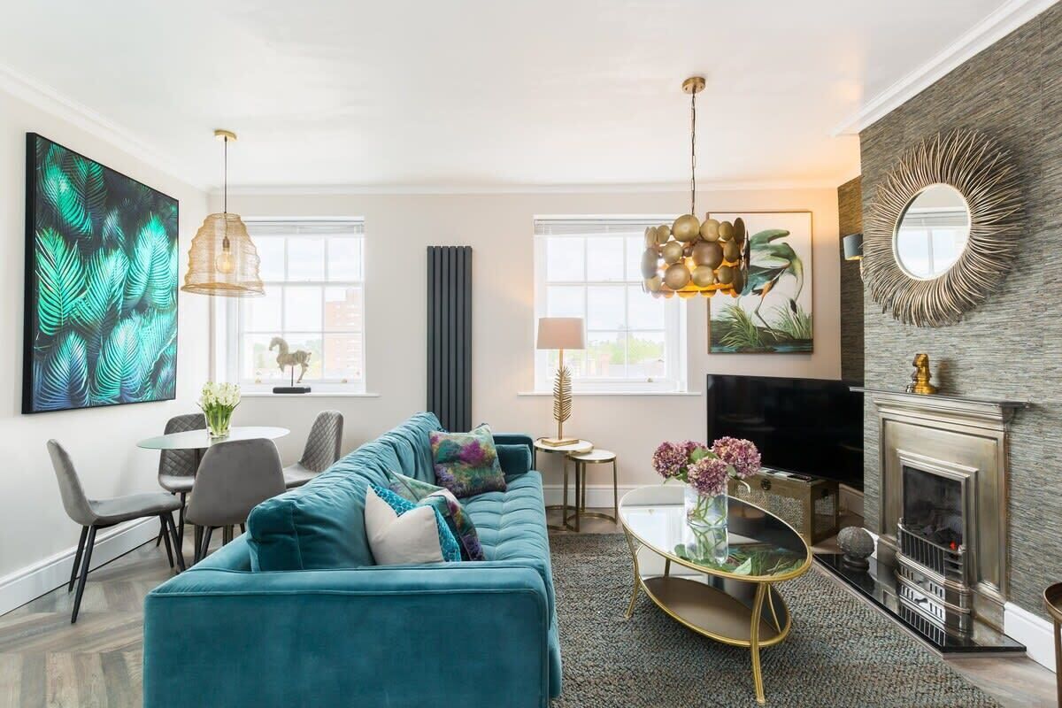 Flat-screen TV, fireplace, Netflix, streaming services