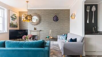 Flat-screen TV, fireplace, Netflix, streaming services