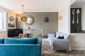 Flat-screen TV, fireplace, Netflix, streaming services - L-Spa Boutique Apartments - Fabulous two bed, two bath apartment (Leamington Spa)