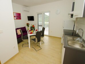 Frigorifero, forno, piano cottura, tostapane