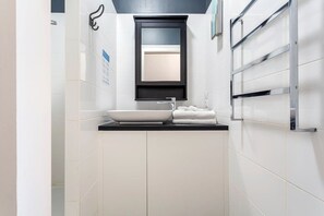 Douche, articles de toilette gratuits, sèche-cheveux