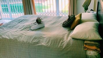 4 bedrooms, iron/ironing board, WiFi, bed sheets