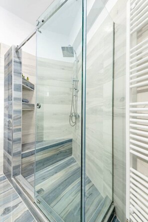 Duschwanne, Haartrockner, Handtücher, Seife