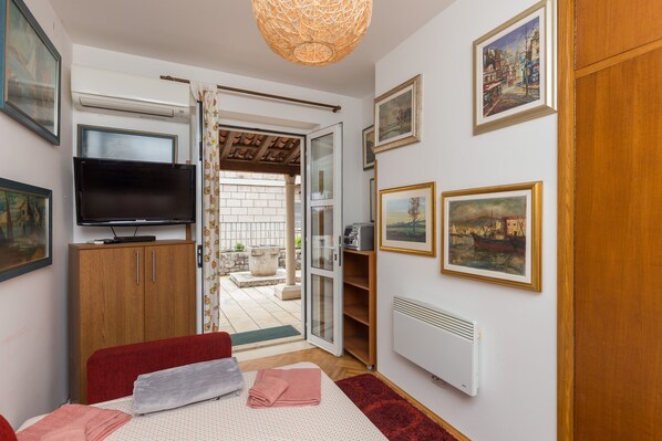 1 bedroom, iron/ironing board, internet, bed sheets