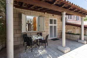 Outdoor dining - Apartments Dia - One Bedroom Apartment with Terrace (Dubrovnik)