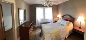 4 quartos, ferros/tábuas de passar roupa, roupa de cama