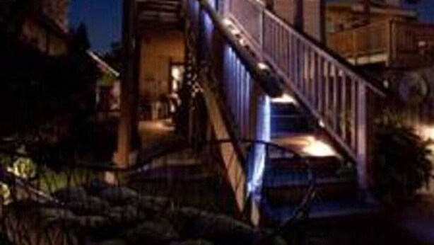 Un immeuble à plusieurs étages, avec un escalier menant à l’étage supérieur.