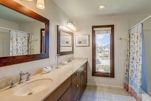 シャワー、タオル、石鹸、トイレットペーパー