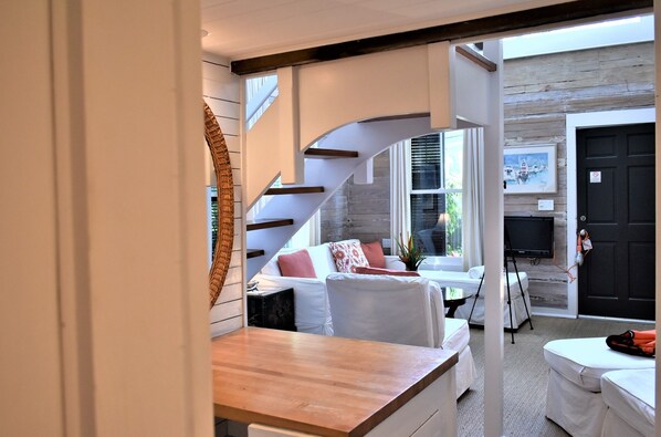 Kamer, 1 queensize bed, uitzicht op zwembad | Een minibar, een kluis op de kamer, individueel gedecoreerd