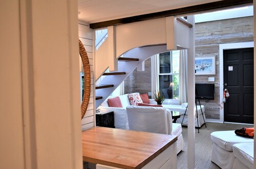 Simonton Court Historic Inn & Cottages