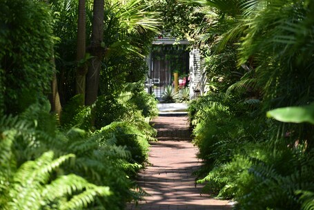 Simonton Court Historic Inn Cottages - Image 3