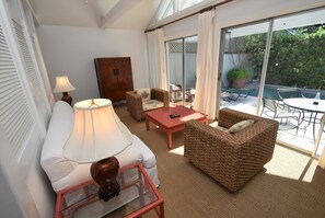 ميني بار وخزنة داخل الغرفة وبديكورات فريدة لكل غرفة وطراز فريد لكل وحدة