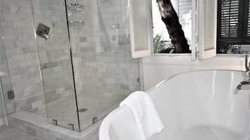 Deluxe-huone, parveke | Kylpyhuone | Ilmaiset hygieniatuotteet, hiustenkuivaaja, pyyhkeet