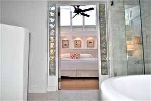 Deluxe King Suite A | Bathroom | Free toiletries, hair dryer, towels - Simonton Court Historic Inn & Cottages (Key West)
