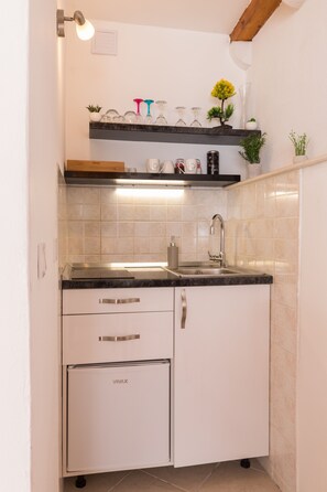 Réfrigérateur, micro-ondes, plaque de cuisson, cafetière/bouilloire