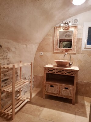 A rustic bathroom with a wooden vanity, a large mirror, and a built-in shelf. - Charming cottage of 60m2 (Châteauneuf-Val-Saint-Donat)