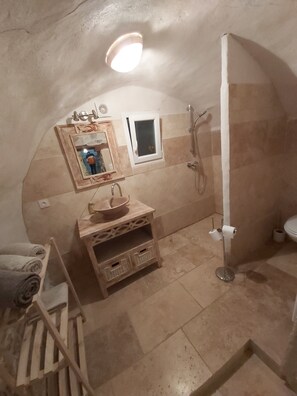 A bathroom with a sink, mirror, and shower. - Charming cottage of 60m2 (Châteauneuf-Val-Saint-Donat)