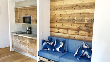 Smart TV, fireplace, stereo