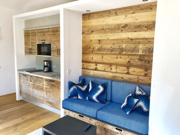 Smart TV, fireplace, stereo