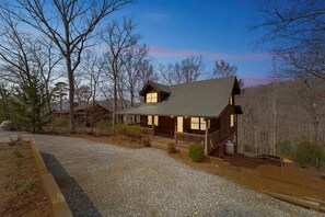 Exterior - Beautiful Log Cabin In the Lake Lure~ close to Mirror Lake ~ WiFi (Lake Lure)