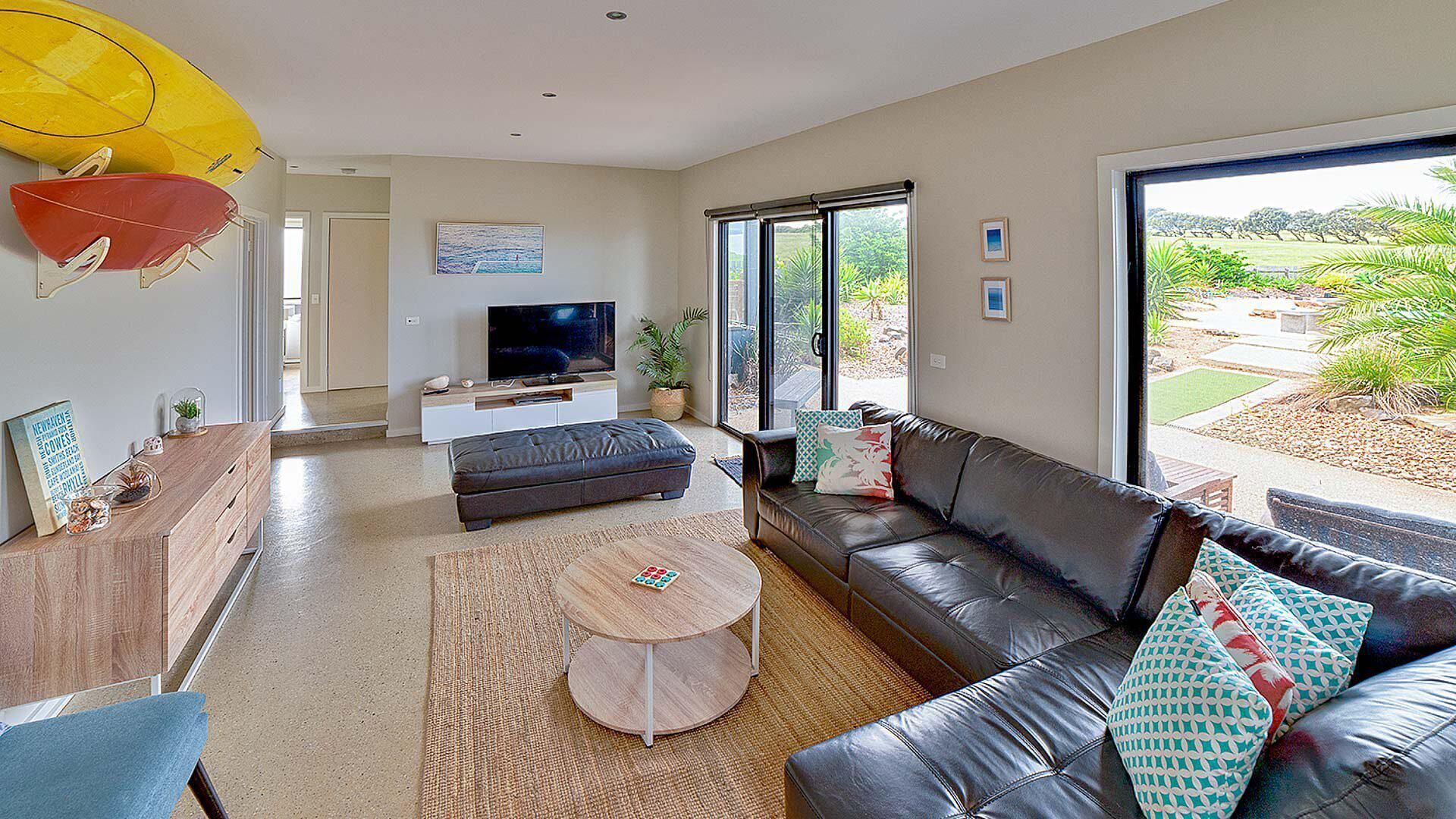 Fernseher, Kamin, DVD-Player, Tischtennisplatte