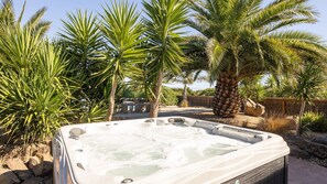 Outdoor spa tub - The Islander - sleeps 20 (Ventnor)