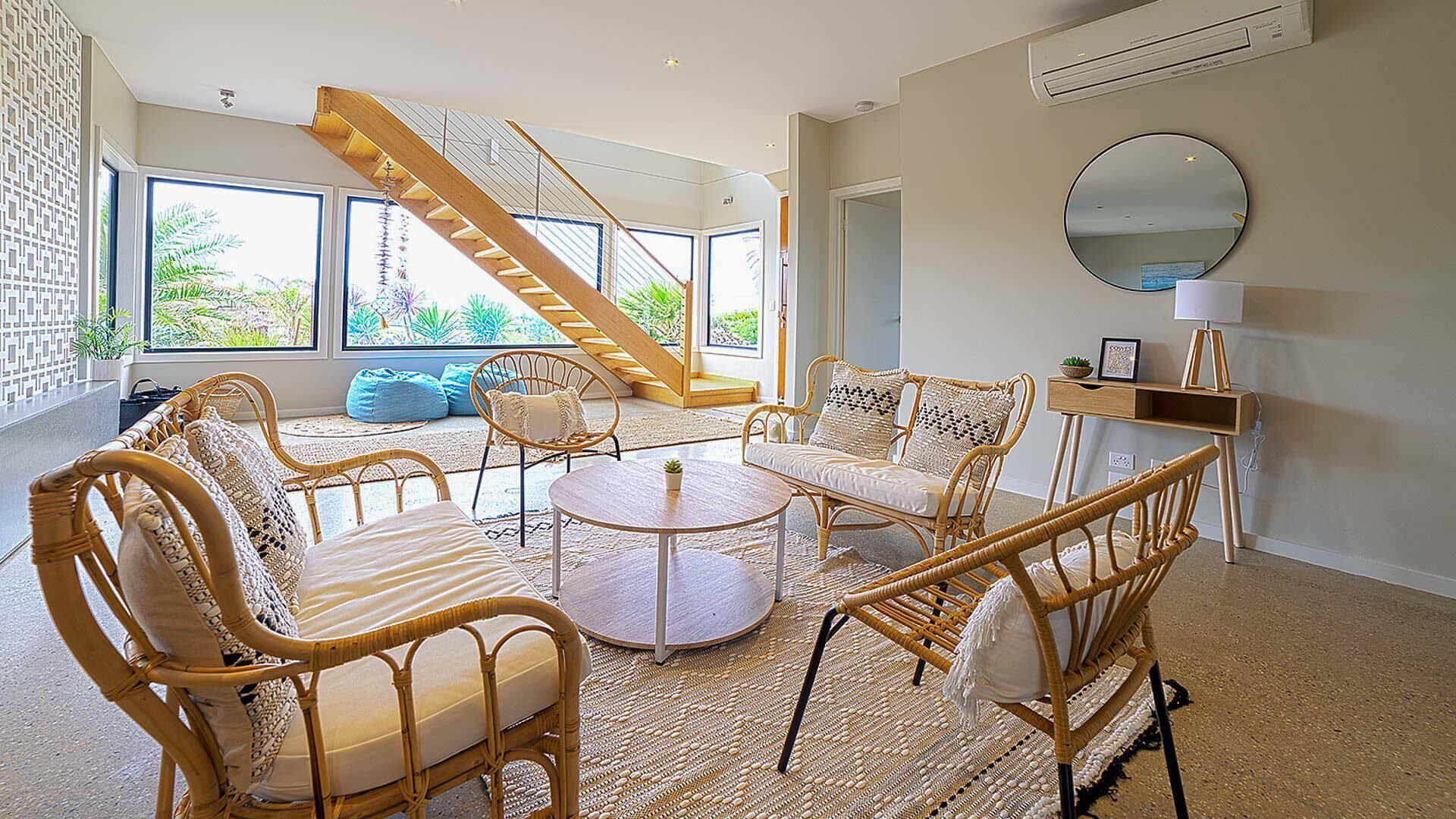 Televisión, chimenea, reproductor de DVD y tenis de mesa 