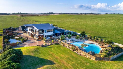 The Islander - sleeps 20