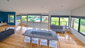 电视、壁炉、DVD 播放器、乒乓球