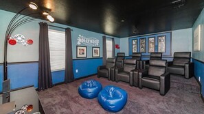 Flat-screen TV, fireplace, DVD player - 8BR 5BA Pool Home In ChampionsGate (Davenport)