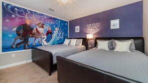 8 bedrooms, desk, travel cot, free WiFi - 8BR Pool Home In ChampionsGate (Davenport)