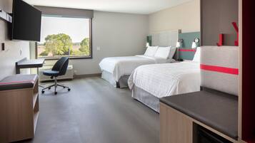 Pillowtop-bedden, een bureau, een laptopwerkplek