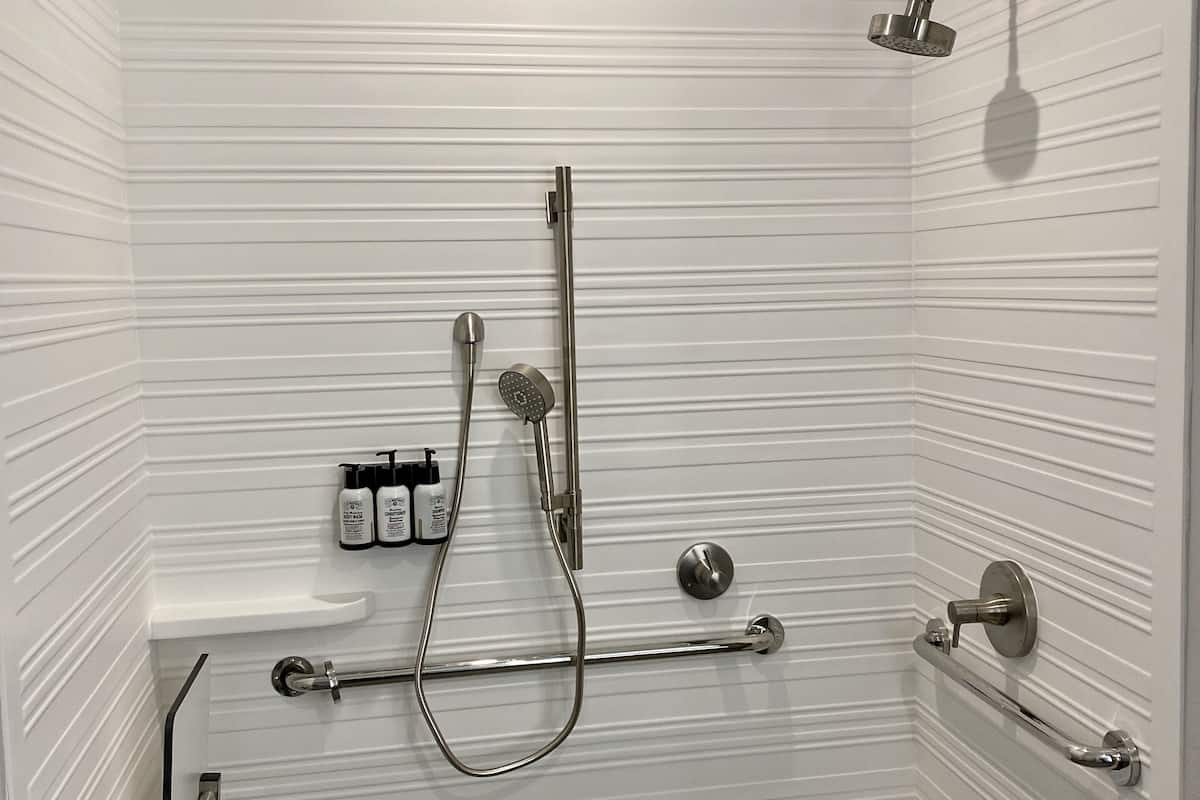 standard room, 1 king bed, accessible (communications, roll-in shower) | bathroom shower
