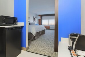 In-room safe, desk, laptop workspace, blackout drapes - Holiday Inn Express & Suites Chicago O'Hare Airport by IHG (Des Plaines)