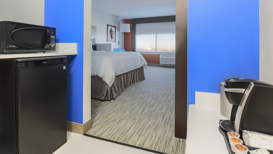 Holiday Inn Express & Suites Chicago O'Hare Airport by IHG