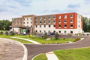 Ein Holiday Inn Express Gebäude mit Parkplatz und überdachtem Gang.