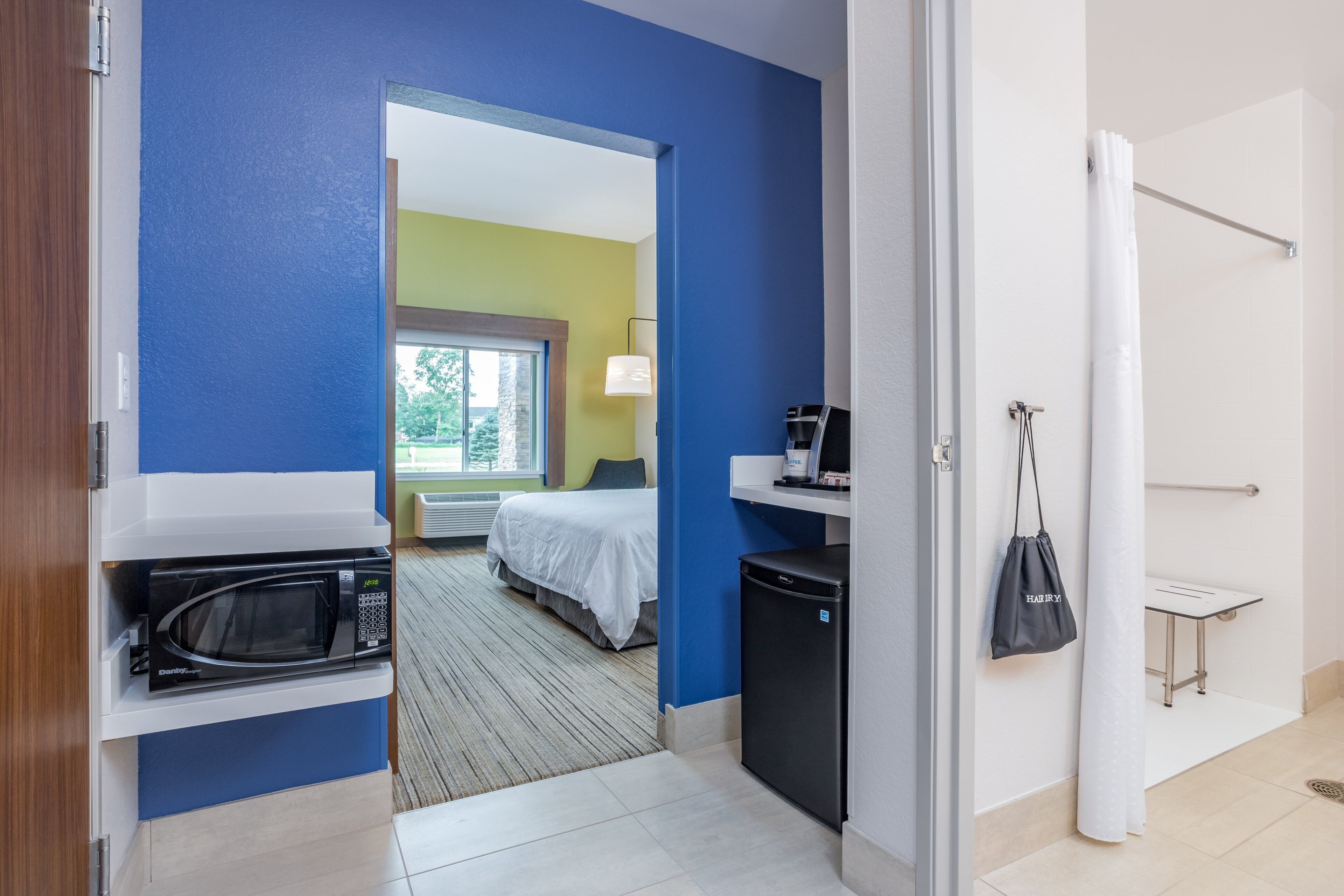 standard room, 1 king bed, accessible (roll-in shower) | in-room safe, blackout curtains, iron/ironing board