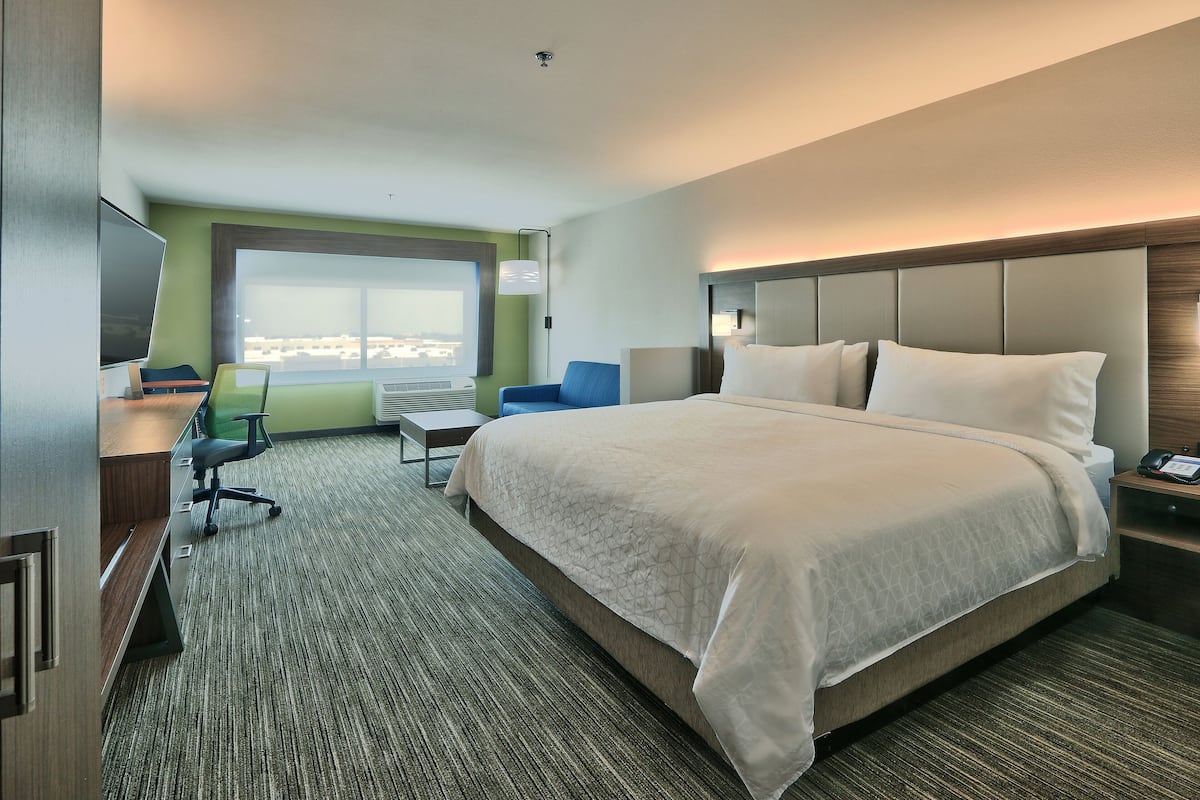 1 bedroom, in-room safe, desk, blackout curtains