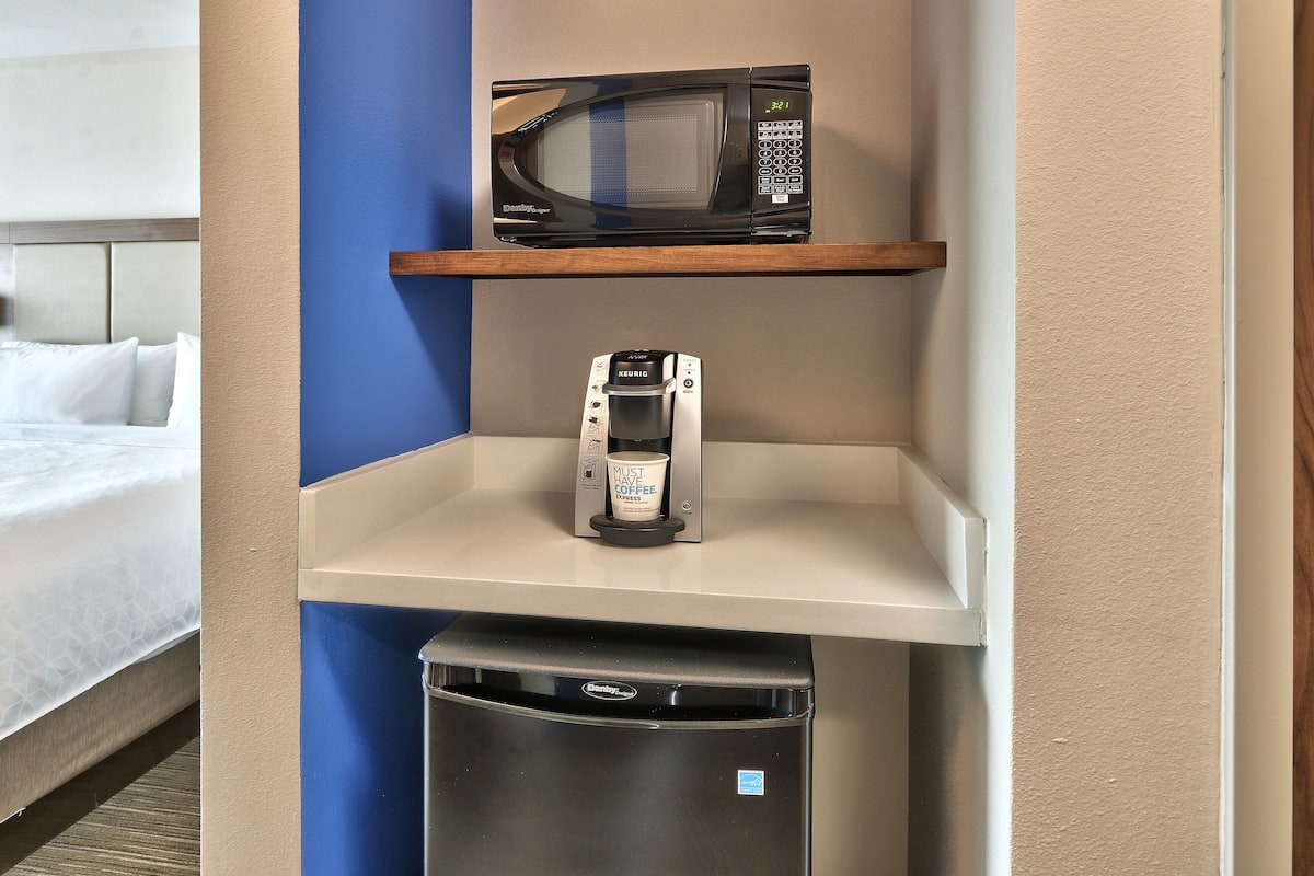 1 bedroom, in-room safe, desk, blackout curtains