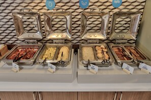Tägliches inbegriffenes kontinentales Frühstück
