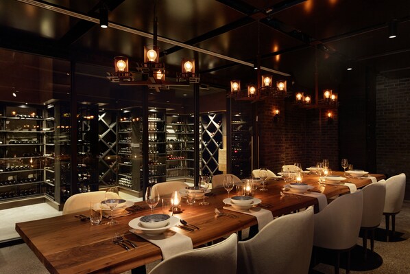 2 restaurants, breakfast, lunch, dinner served; local cuisine - Kimpton Hotel Arras by IHG (Asheville)