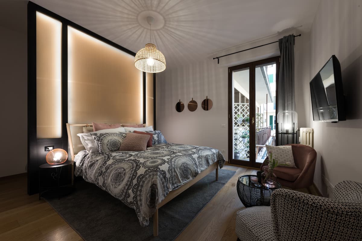 Habitación doble Deluxe, balcón | 1 habitación, ropa de cama de alta calidad, edredón y minibar